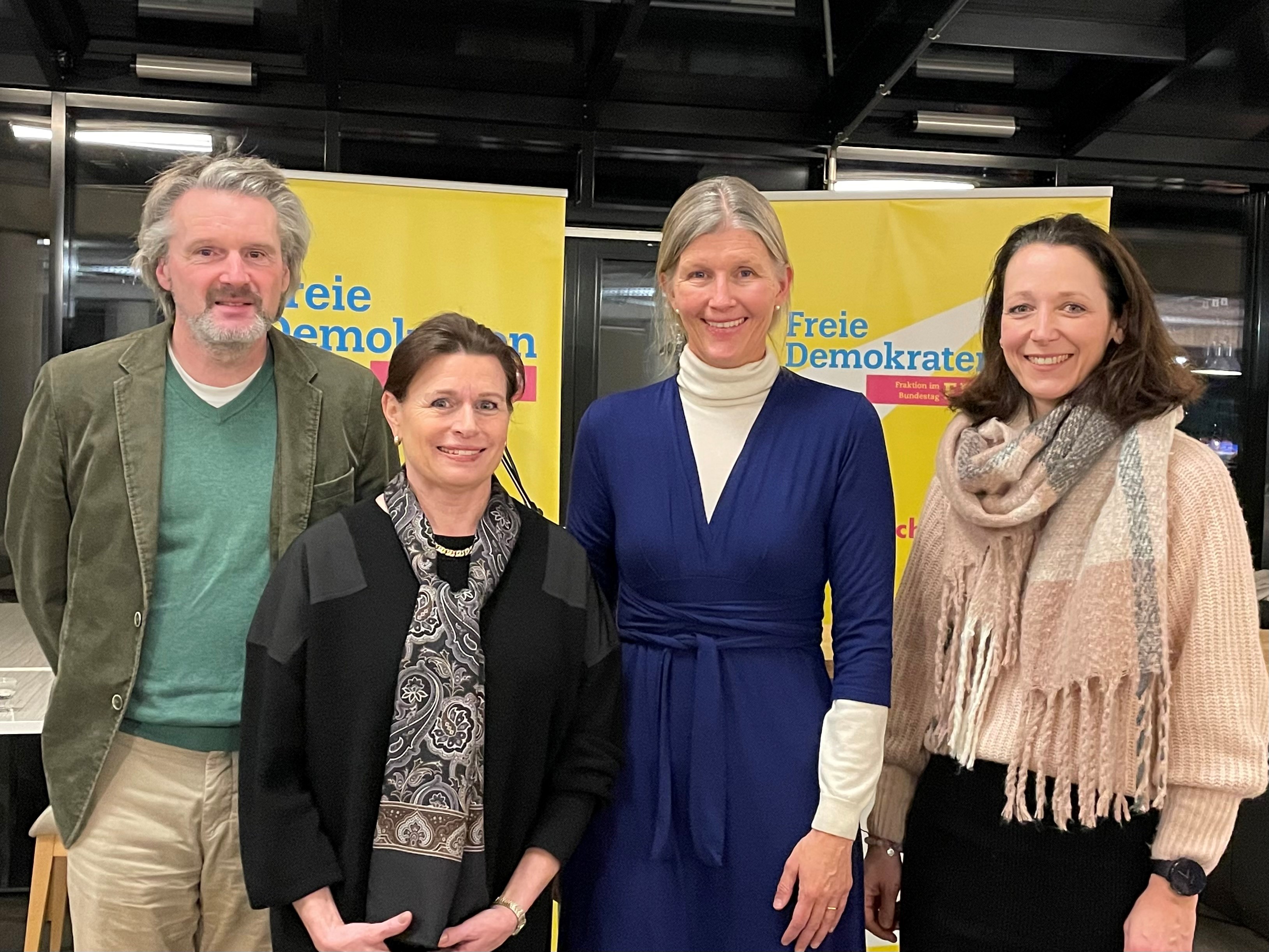 Dr. Ann-Veruschka Jurisch (MdB) und Vorstand des FDP OV Singen